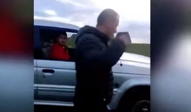SKANDALOZNI SNIMAK IZ BIJELOG POLJA! Komandir Milove policije oteo građanima trobojku, pa im psovao srpsku majku! (VIDEO)