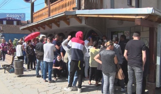 (VIDEO) KAD TREBA DA LEGNE 100 EVRIĆA ONDA JE KOSOVO DEO SRBIJE! Veliki broj Albanaca čeka u redovima ispred banaka na KiM!