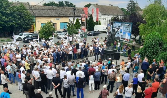 SNS NUDI POLITIKU BRIGE O LJUDIMA! Stefanović obišao Surčin! (FOTO)