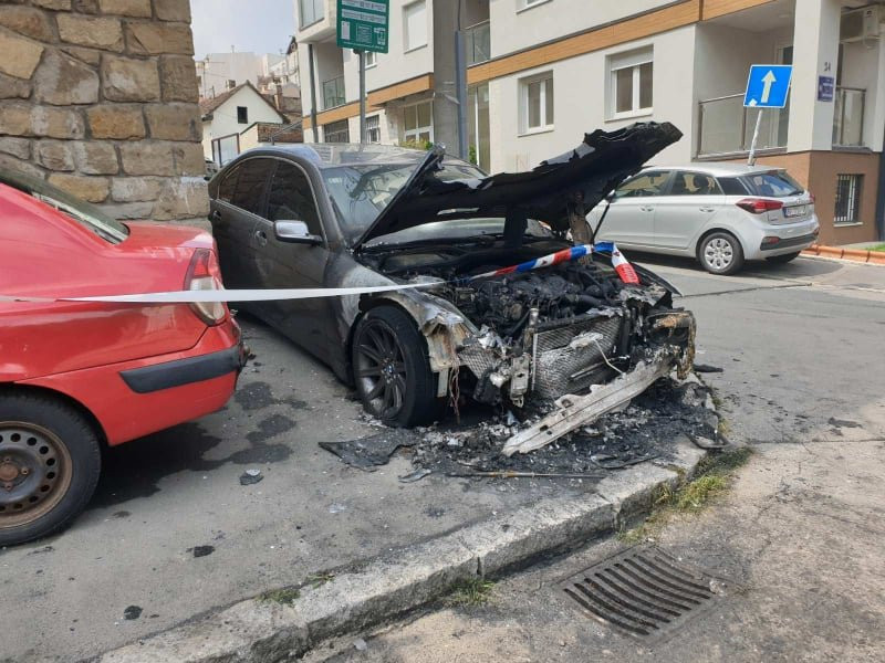 (FOTO) Vatra progutala BMW na Vračaru: Otkriveno kome pripada automobil