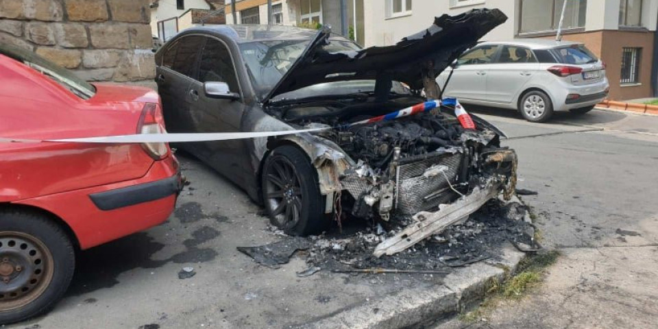 (FOTO) Vatra progutala BMW na Vračaru: Otkriveno kome pripada automobil