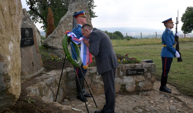 21 GODINA OD PRESTANKA NATO AGRESIJE - NE SME DA SE ZABORAVI! Ministar Vulin položio venac kraj spomen-obeležja “Glasnik sa Straževice”