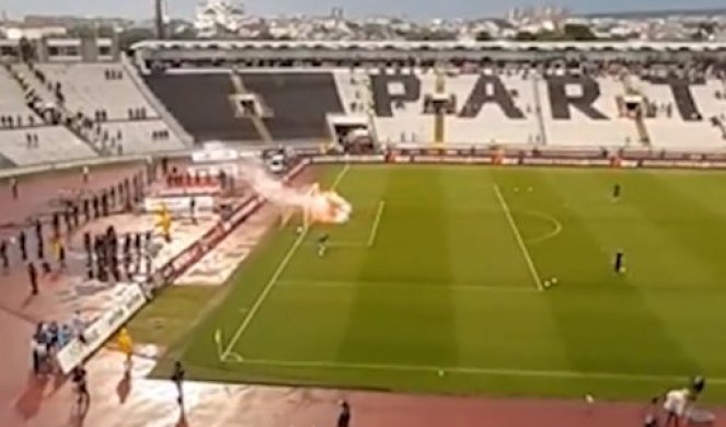 (VIDEO) DELIJE NAPALE STOJKOVIĆA! Navijači Zvezde bakljama gađali golmana Partizana!