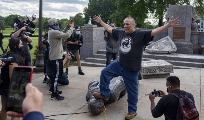 (FOTO/VIDEO) OBEZGLAVLJENI I ZGAŽENI KOLUMBO! Statue brutalnog osvajača Amerike na meti besnih demonstranata širom zemlje!