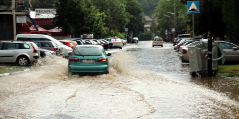 NAJNOVIJE UPOZORENJE RHMZ! Snažno nevreme, jak vetar i grad stižu u Srbiju!