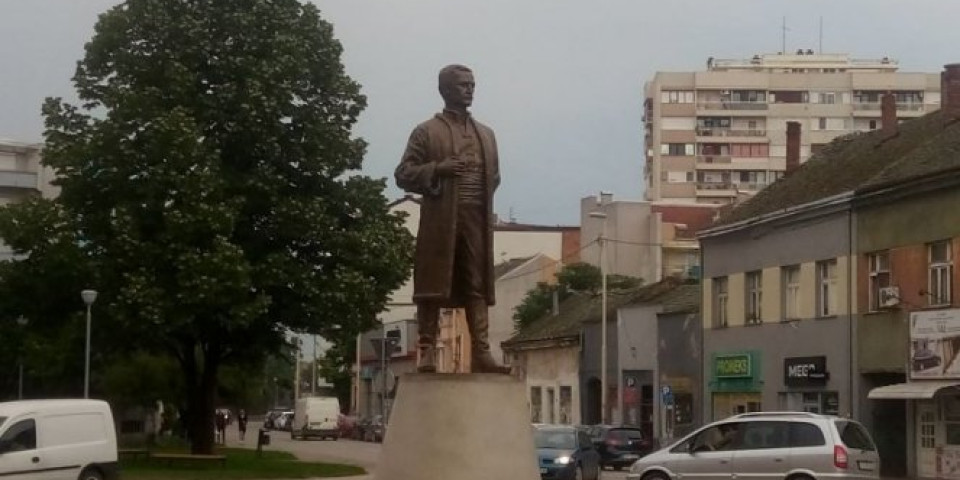 NA CVETNOM TRGU U ŠAPCU postavljen spomenik Jevremu Obrenoviću