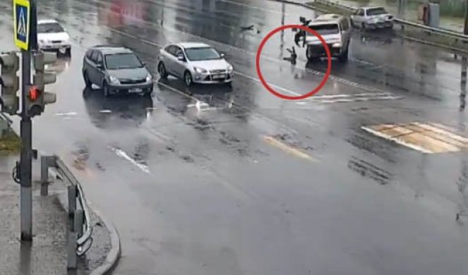 (VIDEO) SNIMAK OD KOJEG STAJE DAH Dete ispalo iz kola nakon udesa, a onda...ŠOK SCENA!