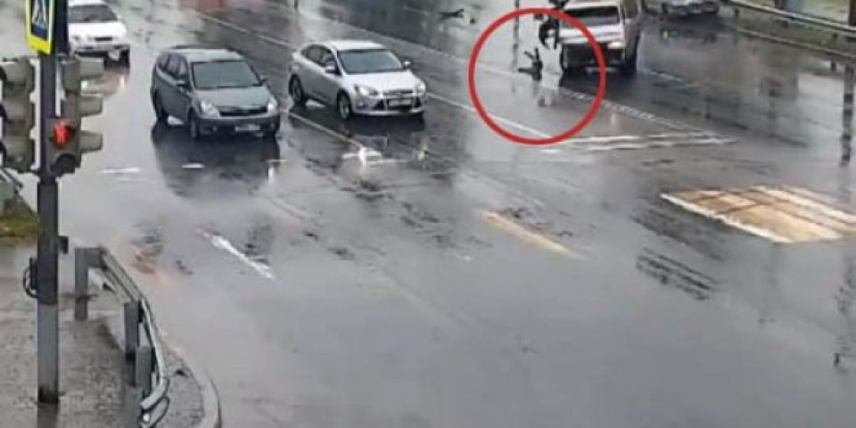 (VIDEO) SNIMAK OD KOJEG STAJE DAH Dete ispalo iz kola nakon udesa, a onda...ŠOK SCENA!