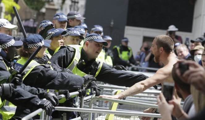"SLOBODA" I "SKINITE MASKE" ODZVANJALI SU DANAS U CENTRU LONDONA! Protestanti se bore protiv lokdauna!