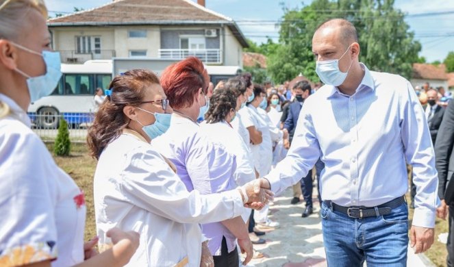 (FOTO) MINISTAR LONČAR OBIŠAO ZDRAVSTVENE USTANOVE RASINSKOG OKRUGA!