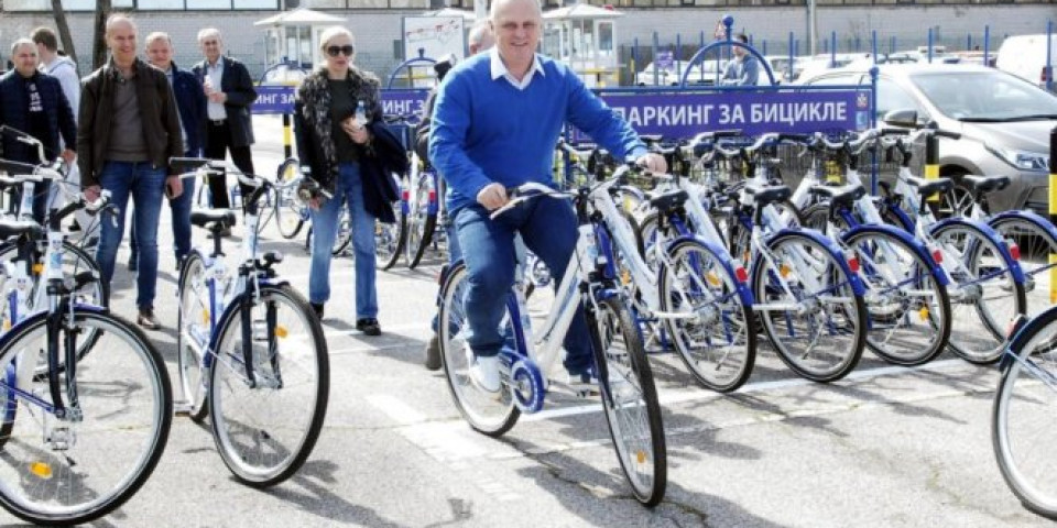 BICIKLISTI ĆE MOĆI DA VOZE ŽUTOM TRAKOM, A U JEDNOSMERNIM ULICAMA U OBA SMERA?! Slede izmene zakona, Beograd dobija biciklističko-pešačke ulice