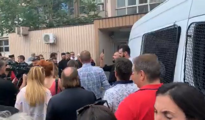 (VIDEO) DRAMA U PODGORICI, NAROD POKUŠAO DA SPREČI SPROVOĐENJE OCA ĆALIĆA U TUŽILAŠTVO! Svešteniku određen pritvor od 72 sata!