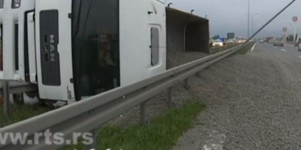 HAOS NA AUTOPUTU BEOGRAD-NIŠ! Prevrnuo se šleper, tone ŠLJUNKA RASUTE PO PUTU