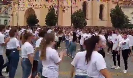 ZBOGOM, ŠKOLO... Maturanti se, po tradiciji, rasplesali u centru Zrenjanina (VIDEO)