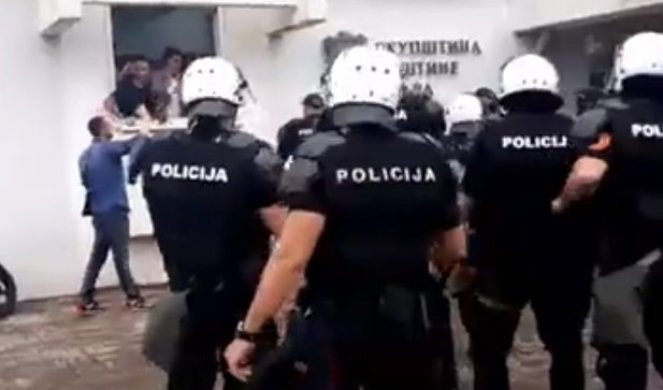 NEĆU PROTIV SVOG NARODA! Crnogorski policajac skinuo uniformu ZBOG BRUTALNOSTI U BUDVI!