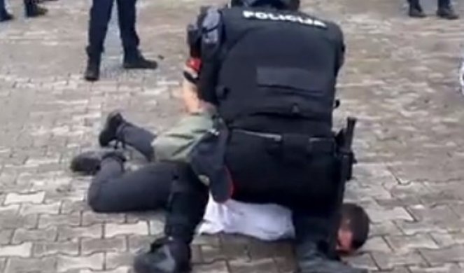 (FOTO) NOGOM ZA VRAT! MILOVA POLICIJA PRIMENJUJE METODE AMERIČKE POLICIJE! Davi žrtve na najbrutalniji način, POGLEDAJTE I SAMI, SLIKA NE LAŽE! Ovako je ubijen Džordž Flojd!