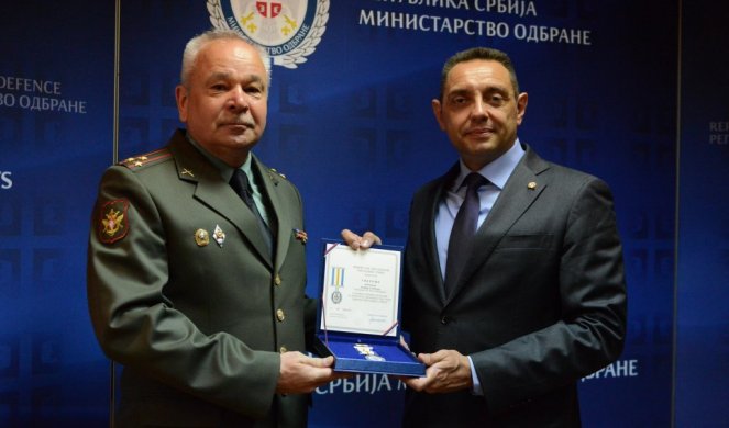 (FOTO) MINISTAR VULIN URUČIO VOJNU SPOMEN-MEDALJU izaslaniku odbrane Ruske Federacije pukovniku Sobakinu