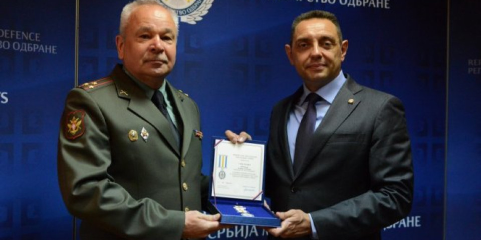 (FOTO) MINISTAR VULIN URUČIO VOJNU SPOMEN-MEDALJU izaslaniku odbrane Ruske Federacije pukovniku Sobakinu