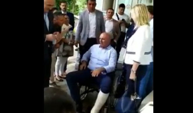 CAREVIĆ NA ŠTAKAMA, NOGA MU U GIPSU! Prvi snimak gradonačelnika Budve posle ukazane pomoći u risanskoj bolnici! (FOTO/VIDEO)