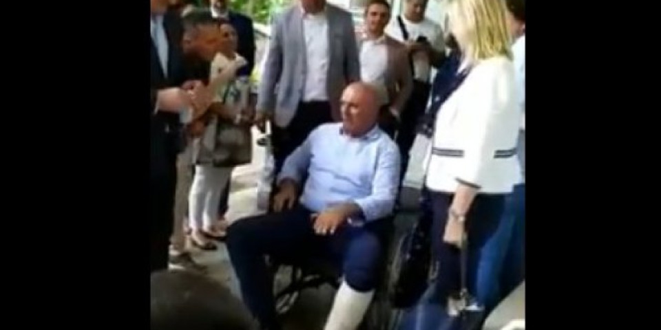 CAREVIĆ NA ŠTAKAMA, NOGA MU U GIPSU! Prvi snimak gradonačelnika Budve posle ukazane pomoći u risanskoj bolnici! (FOTO/VIDEO)