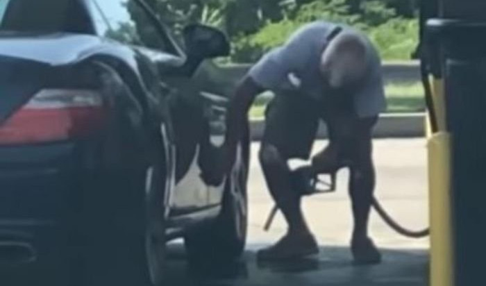 ŠOKANTNA SCENA NA BENZINSKOJ PUMPI! Počeo da pere auto BENZINOM, a onda se čula neočekivana REČENICA! (VIDEO)
