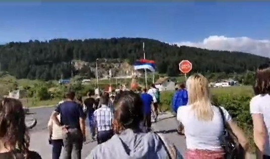 PLJEVLJA NA NOGAMA! Na stotine građana ustalo brani oca Sašu Janjića od deportacije! (VIDEO)