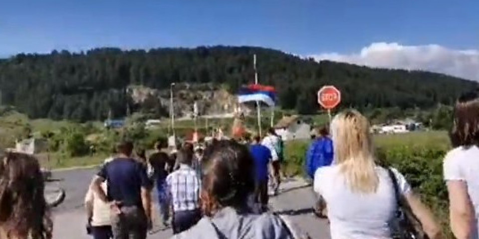 PLJEVLJA NA NOGAMA! Na stotine građana ustalo brani oca Sašu Janjića od deportacije! (VIDEO)
