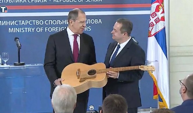 (FOTO/VIDEO) RAZMENILI POKLONE! Lavrov poklonio Dačiću mikrofon, a dobio SPECIJALNU GITARU OD SPECIJALNOG DRVETA