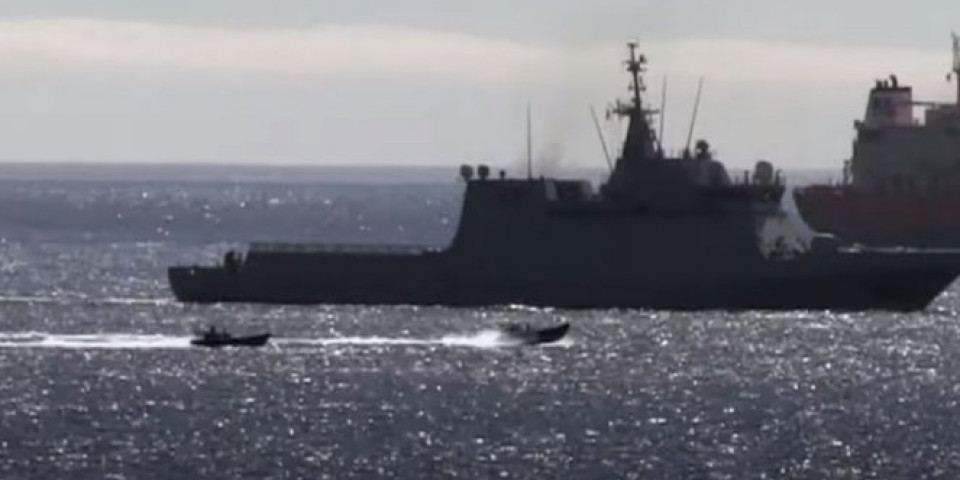 DRAMA KOD GIBRALTARA! Španski ratni brod upao u britanske vode, borbeni gliseri ga odmah okružili! (VIDEO)