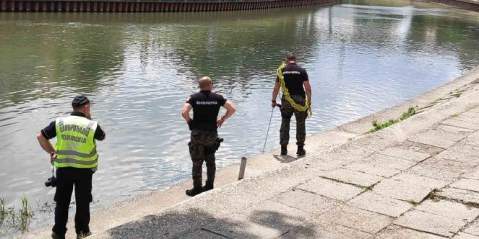 STRANAC UPAO U BEGEJ U CENTRU ZRENJANINA! Policija traga za telom! (VIDEO)