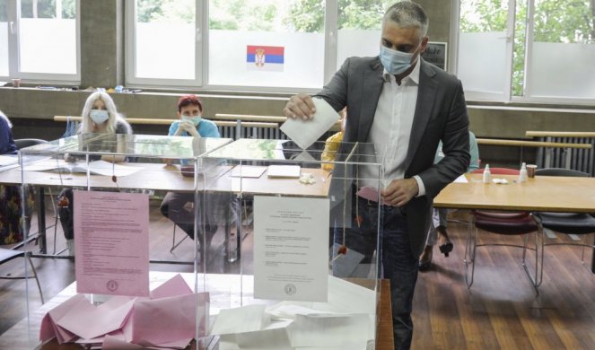 ČEDA JOVANOVIĆ IZAŠAO NA IZBORE, glasao na biračkom mestu CMZ „Ušće“