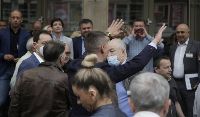 (VIDEO) RVANJE I GURANJE NA ULASKU U SALU "MADLENIANUM" Incident pred početak sednice GO DS, HAOS SE NASTAVIO I NA BINI! OPŠTI METEŽ!