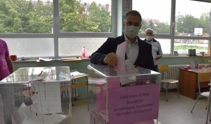 MINISTAR STEFANOVIĆ IZAŠAO NA GLASANJE u Osnovnoj školi „Borislav Pekić“ na Bežanijskoj kosi