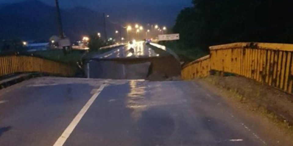 KATAKLIZMA U LJUBOVIJI! REKA NOSI SVE PRED SOBOM! Poplavljen centar, bujica srušila magistralni most! (VIDEO/FOTO)