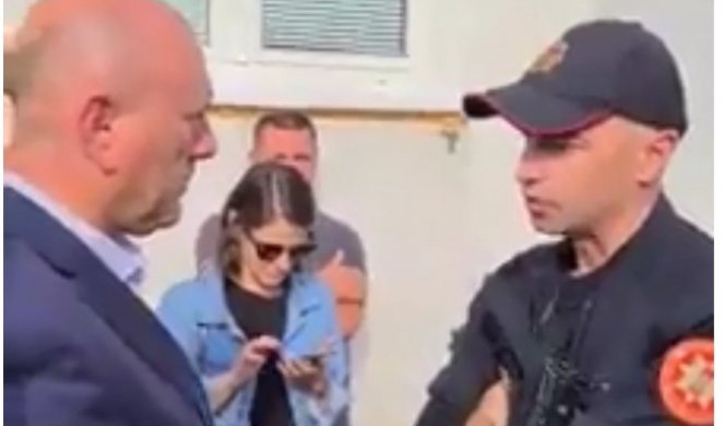 POLICIJA ZAPOSELA ZGRADU OPŠTINE BUDVA! Carević i Radović pred vratima, ne daju im da uđu na svoja radna mesta, nova drama na pomolu! (VIDEO)