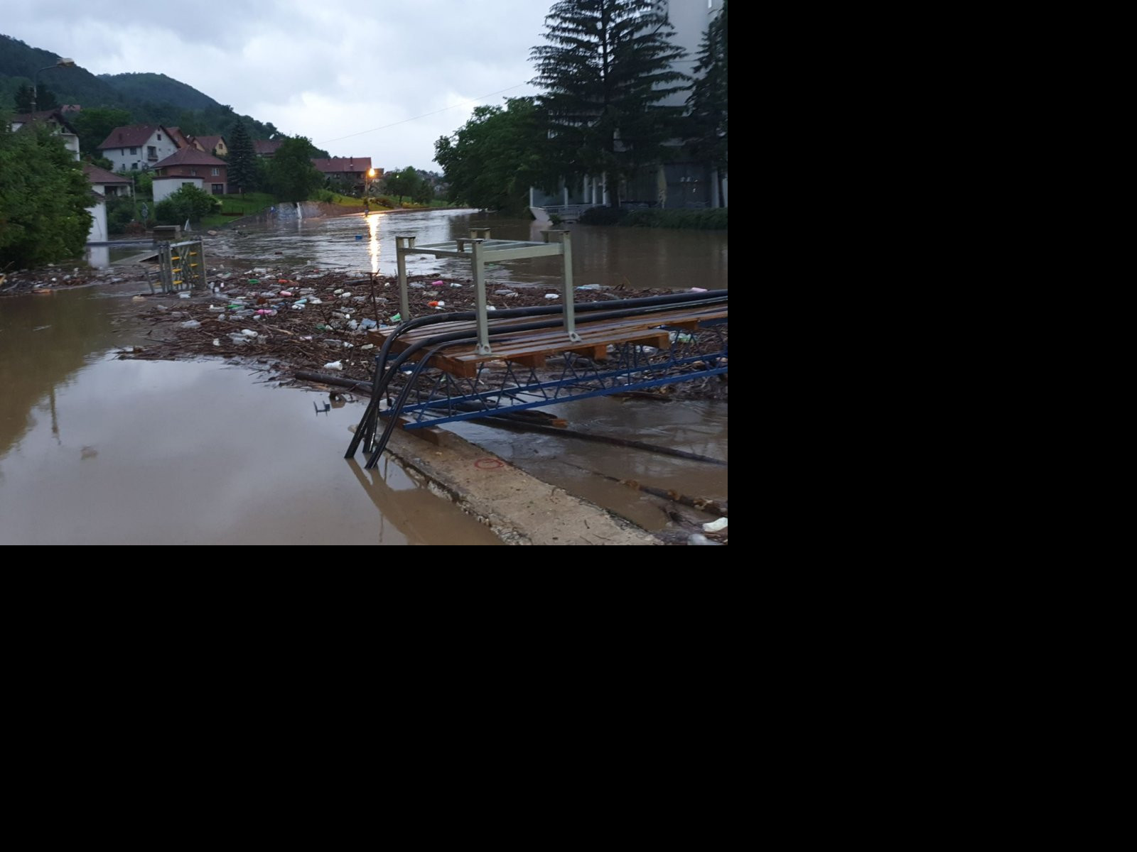 Proglašena vanredna situacija u Lučanima i Kosjeriću: Poplavljeno više od 100 stambenih objekata, škola, odneti mostovi, voda se i dalje ne povlači (VIDEO)