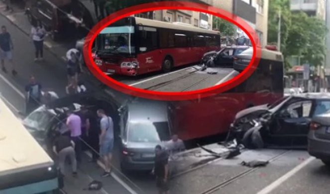 TEŠKA SAOBRAĆAJKA U CENTRU GRADA! Sudar autobusa i dva vozila! ŽENA LEŽI NA PUTU, prolaznici pomagali povređenima, HITNA POMOĆ I POLICIJA NA TERENU! (VIDEO/FOTO)
