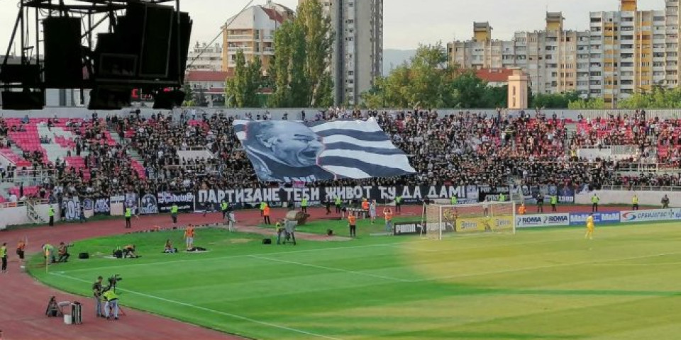 (VIDEO) ZAUVEK ĆE OSTATI U SRCU NAVIJAČA PARTIZANA! Grobari na fantastičan način odali počast legendarnom Miši Tumbasu!