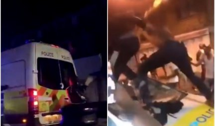 ULIČNA ŽURKA U LONDONU SE PRETVORILA U PREBIJANJE POLICAJACA! Najmanje 15 pripadnika čuvara reda povređeno u sukobu, vozila polupana! (VIDEO)