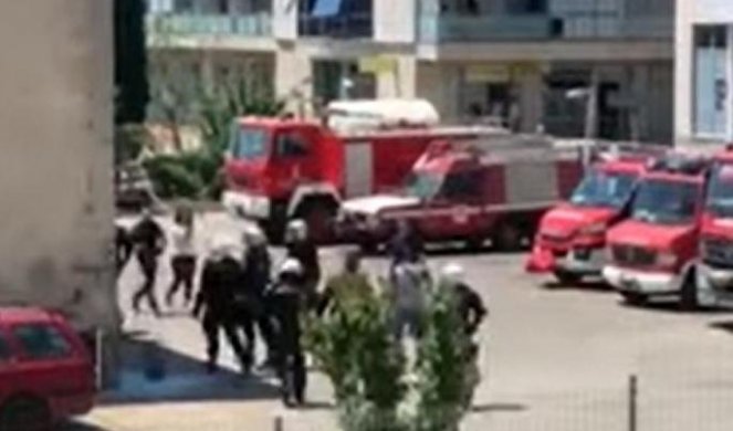 GORI U PODGORICI, pet vozila vatrogasaca gasi vatru u kompaniji  „13. jul Plantaže“