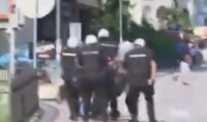 BRUTALAN SNIMAK IZ BUDVE: 10 naoružanih policajaca isprebijalo golorukog mladića, sestra traži pravdu! (VIDEO)