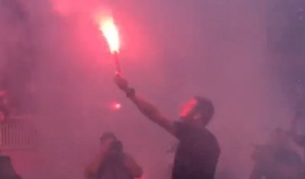(FOTO) LALATOVIĆ UZEO BAKLJU I VREĐAO GROBARE! Fudbaleri Vojvodine u Novom Sadu proslavili trofej Kupa Srbije!