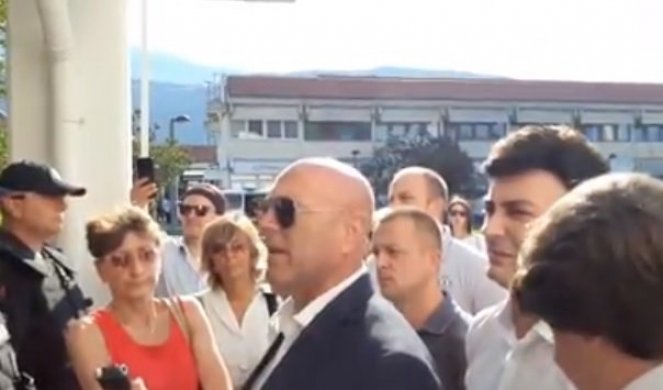 MILOV REŽIM GURA BUDVU U AGONIJU! Carević ispred opštine: Policija je podređena privatnom obezbeđenju! (VIDEO)