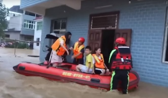 OLUJNE KIŠE POTOPILE KINU! Troje poginulo, 12 nestalo! Zbog nepogode evakuisano oko 7.500 ljudi (VIDEO)