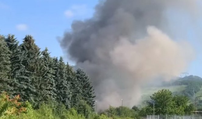 VELIKI POŽAR U RAJLOVCU! Oblak gustog dima iznad Sarajeva, vatrogaci na terenu! (VIDEO)