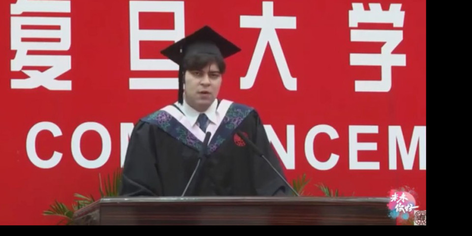 MOJA JE ŽELJA DA BUDEM DEO MOSTA IZMEĐU SRBIJE I KINE! Filip iz Srbije diplomirao na Univerzitetu u Šangaju, svojim govorom ZASENIO SVE
