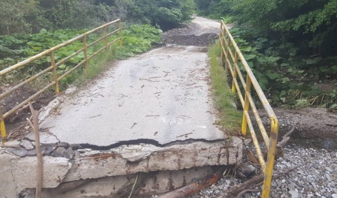 JASIKOVO I DALJE ODSEČENO OD SVETA! Poplava sve uništila, ni posle 7 dana pomoć ne stiže! (FOTO)