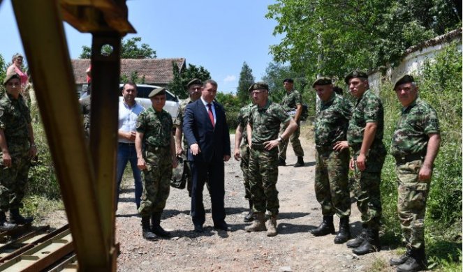 (FOTO) MILAN MOJSILOVIĆ OBIŠAO JEDINICE VOJSKE SRBIJE koje pružaju pomoć stanovništvu u Blacu i prokuplju!