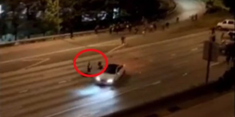HOROR U SIJETLU! Autom uleteo među demonstrante, dve osobe teško povređene! (FOTO/VIDEO)
