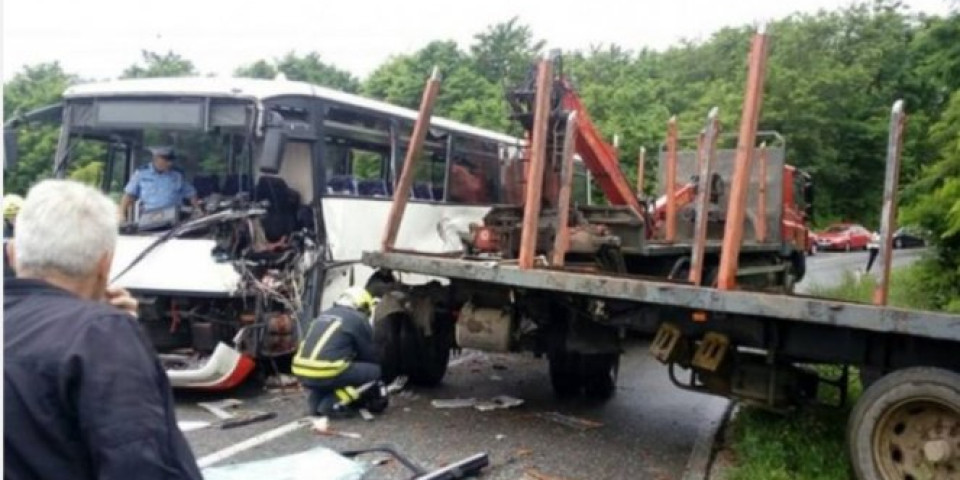 TEŽAK UDES KOD BANJALUKE! Više ljudi povređeno u sudaru autobusa i kamiona!